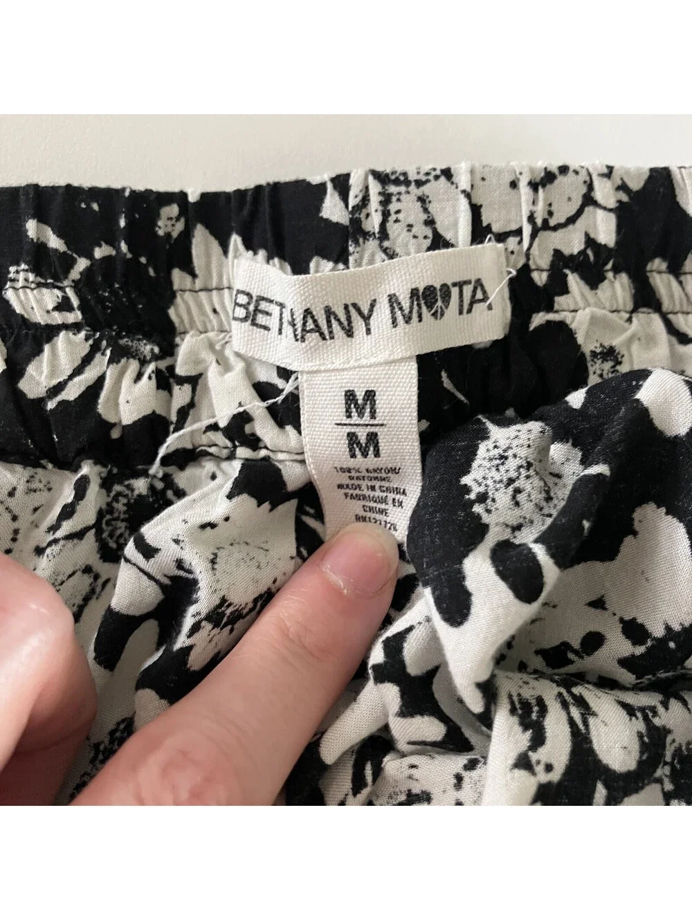 Black and White Floral Mini Flare Skirt Sz Medium Feminine Abstract Elastic